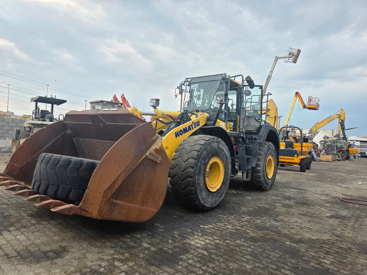 Komatsu WA470-8 wheel loader